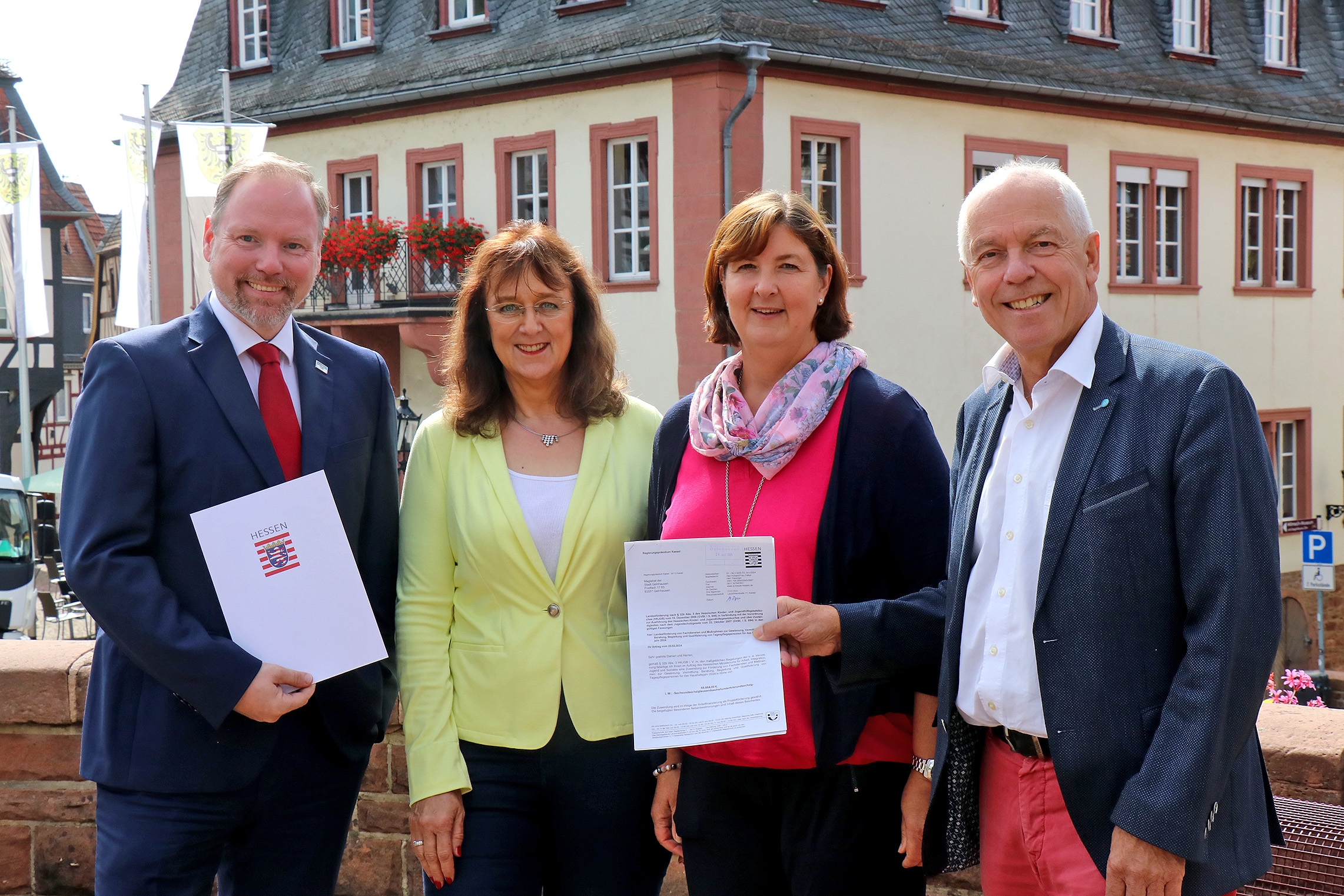 Gruppenbild mit den beiden Bürgermeistern vor dem Rathaus Gelnhausen.
