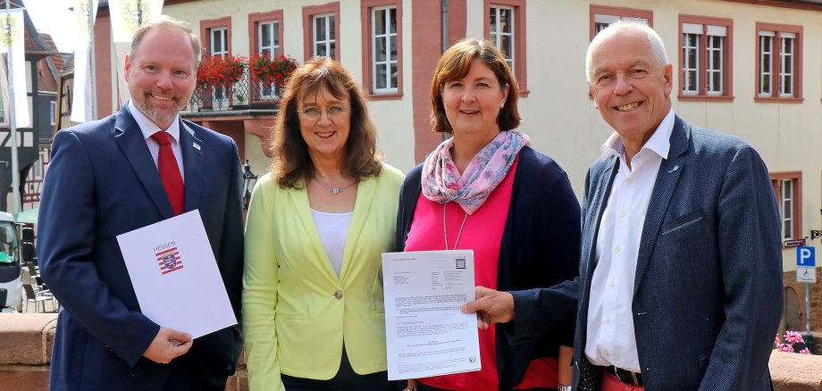Gruppenbild mit den beiden Bürgermeistern vor dem Rathaus Gelnhausen.