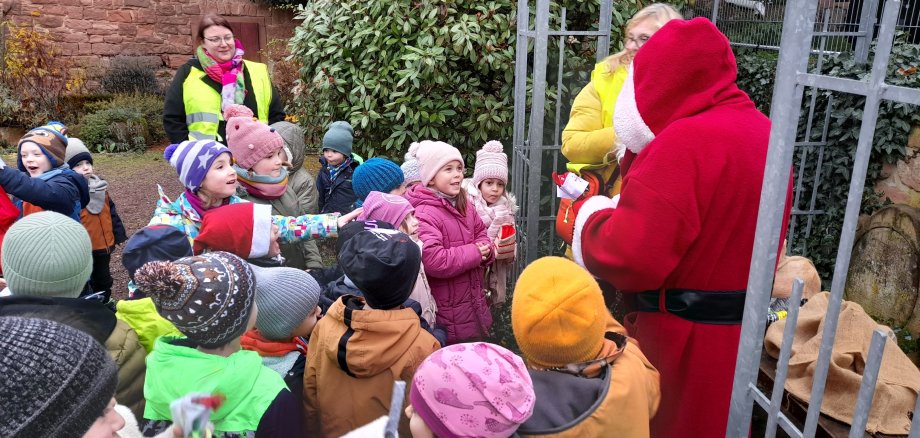 Der Nikolaus beschenkt die Kinder der städtischen Kita Freche Früchtchen.