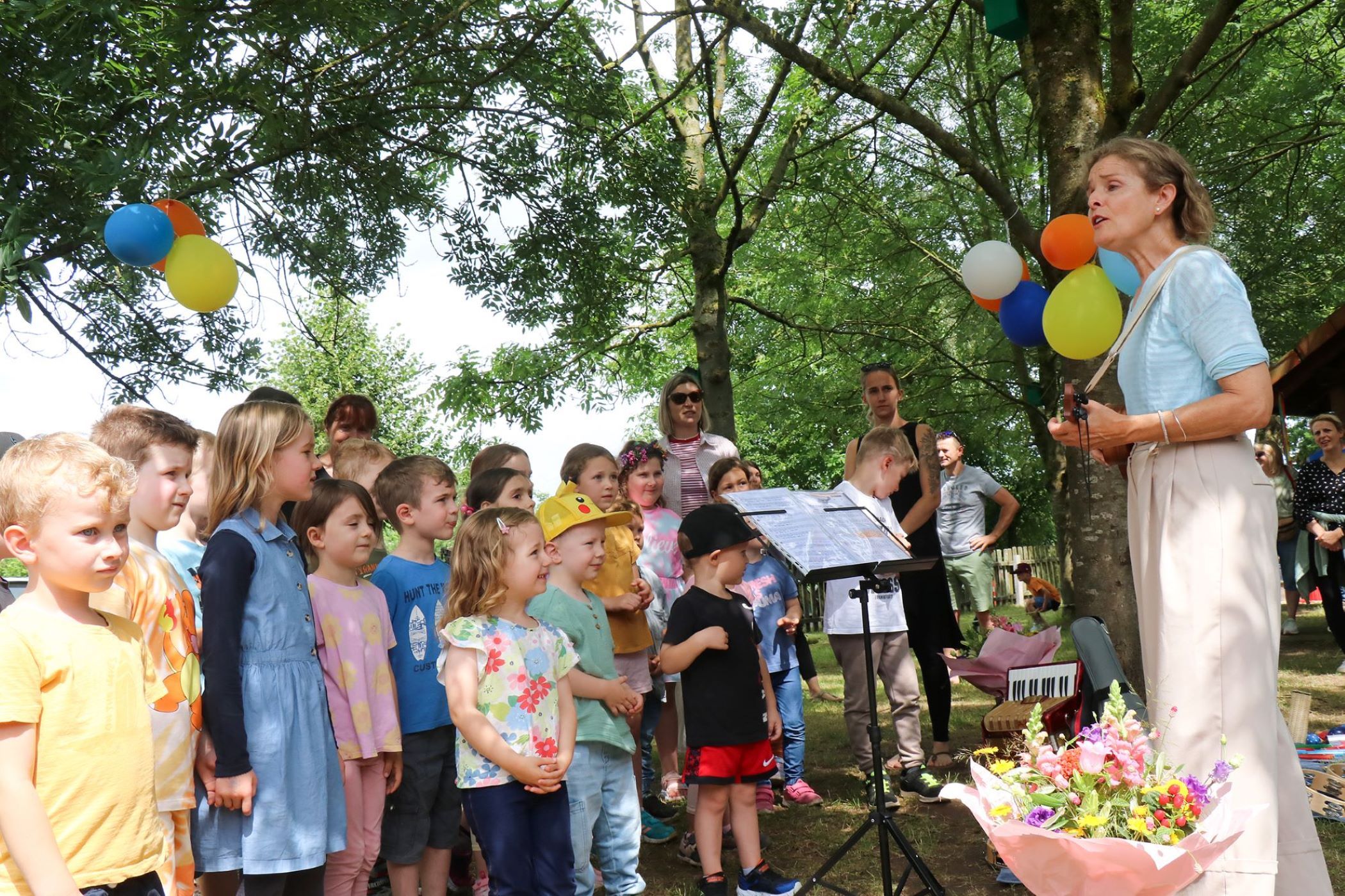 Die Kinder singen mit Musiklehrerin Eva Wagner.