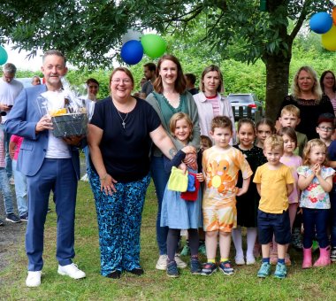 Gruppenbild mit Sponsor, Kita-Team und Kindern. 