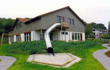 Rückansicht der Kita Freche Früchtchen in Hailer.