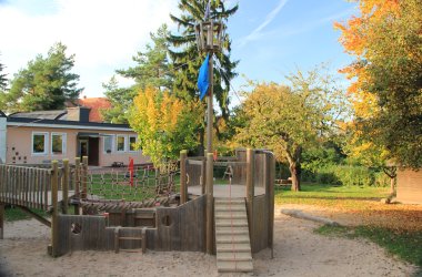 Außenansicht der Kinderbetreuungseinrichtung Goethes Kinderwelt mit Spielplatz.