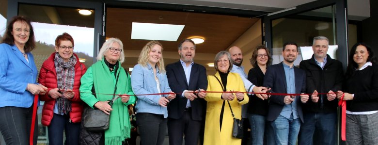Eröffnung Kita Haitz Die Ehrengäste beim Durchschneiden des roten Bandes.