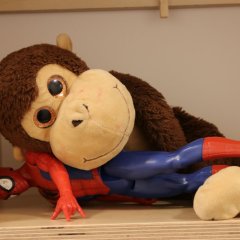 Spielzeug - ein Affe und Spiderman.