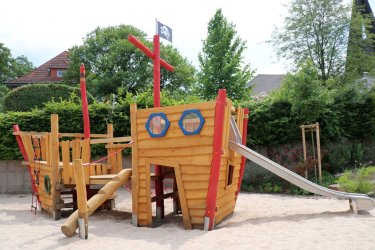 Piratenschiff im Außenbereich der Kita Höchst.