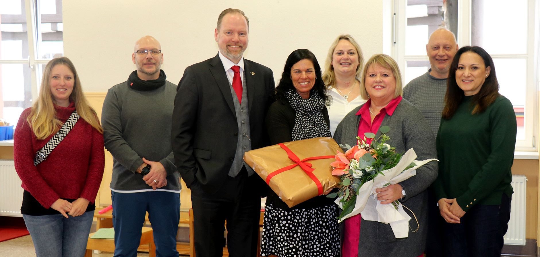 Gruppenbild mit Bürgermeister und der Rentnerin.