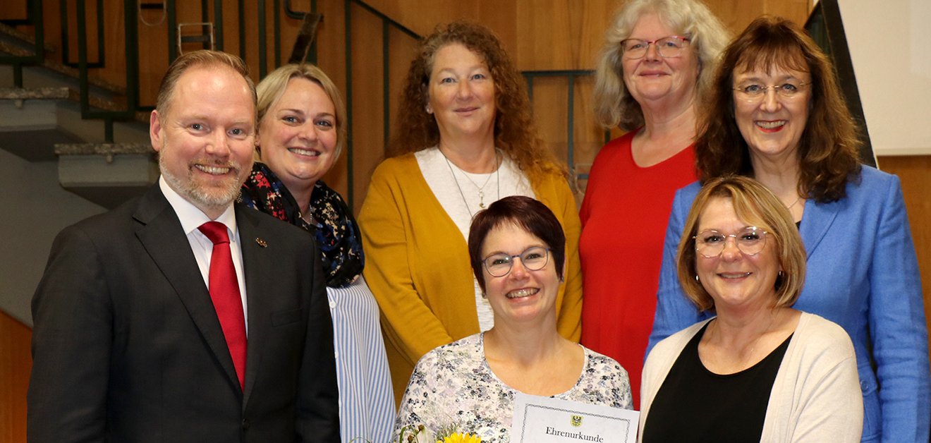 Simone Weigelt mit dem Bürgermeister und Kolleginnen.