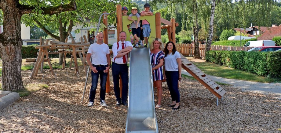 Gruppenbild mit Kindern vor einem neuen Spielgerät in "Goethes Kinderwelt".