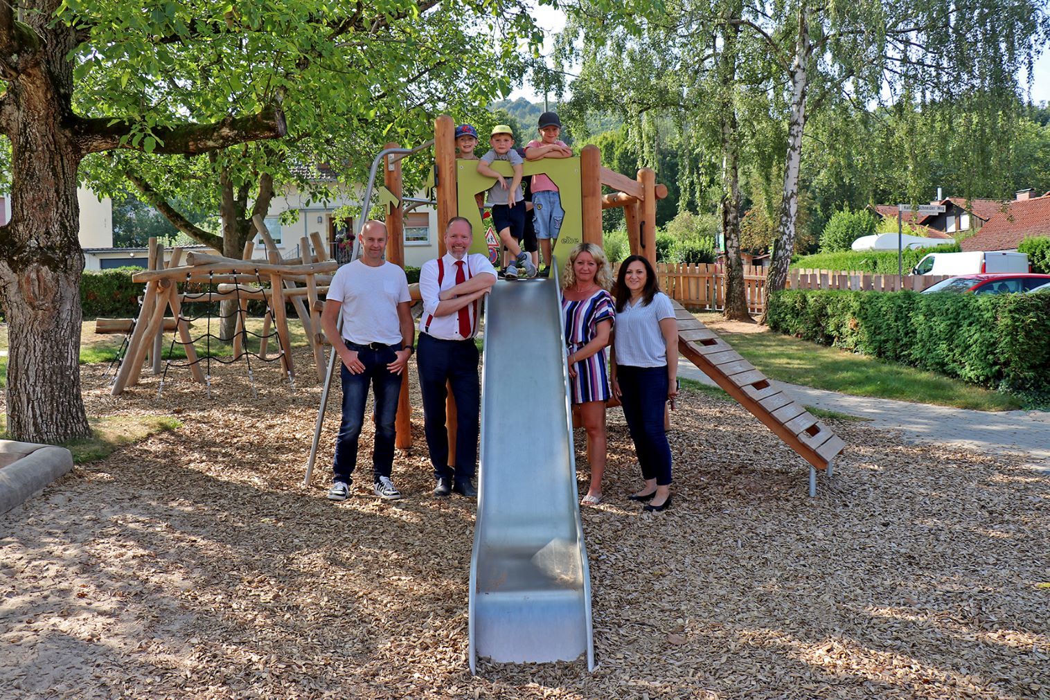 Gruppenbild mit Kindern vor einem neuen Spielgerät in "Goethes Kinderwelt".