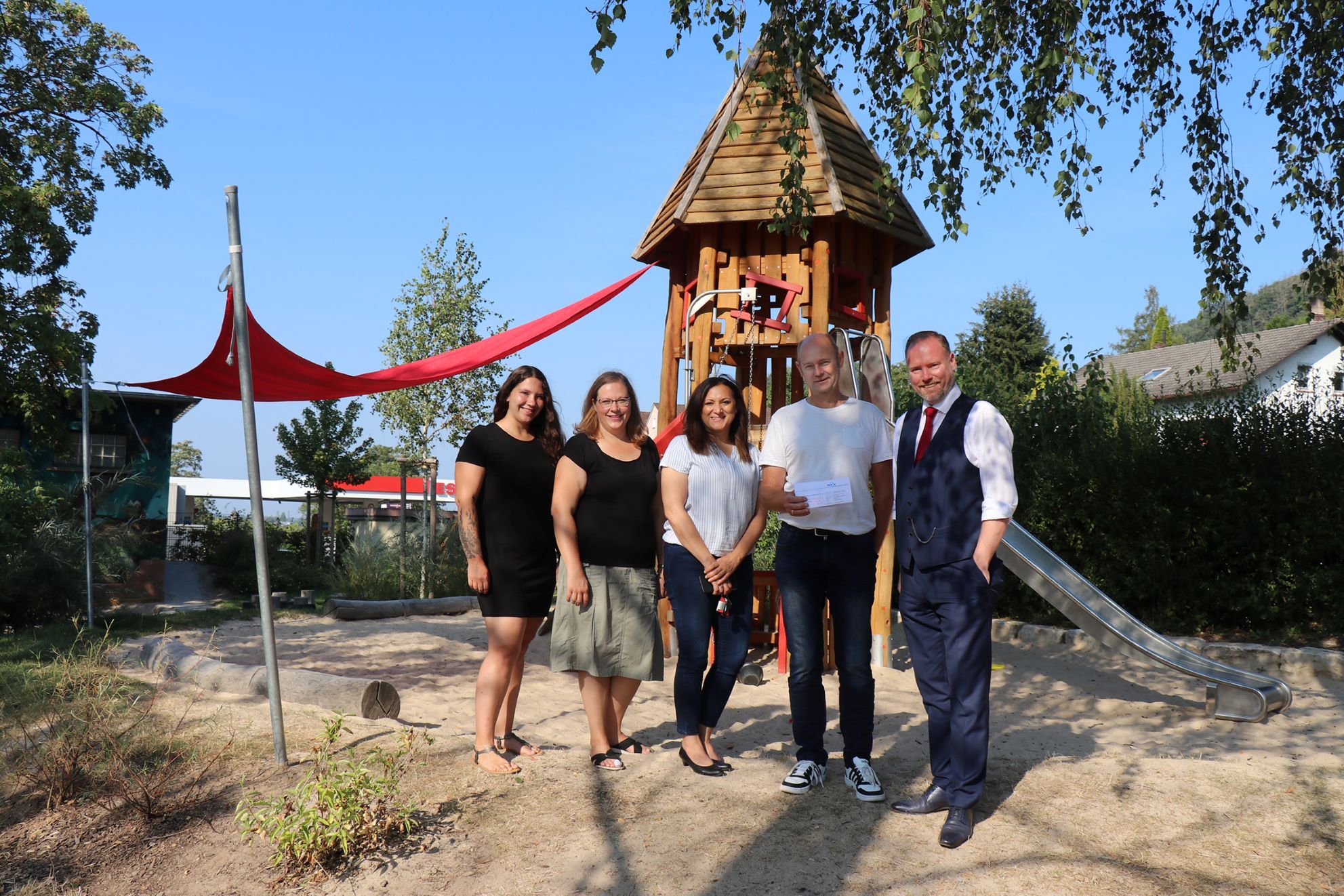 Gruppenbild im neugestalteten Außengelände der Kita Abenteuerland am Nippel in Gelnhausen-Ost.