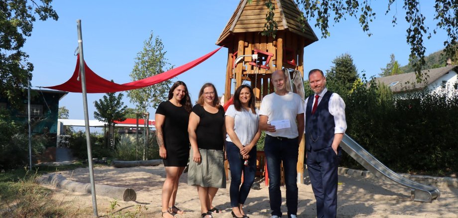 Gruppenbild im neugestalteten Außengelände der Kita Abenteuerland am Nippel in Gelnhausen-Ost.