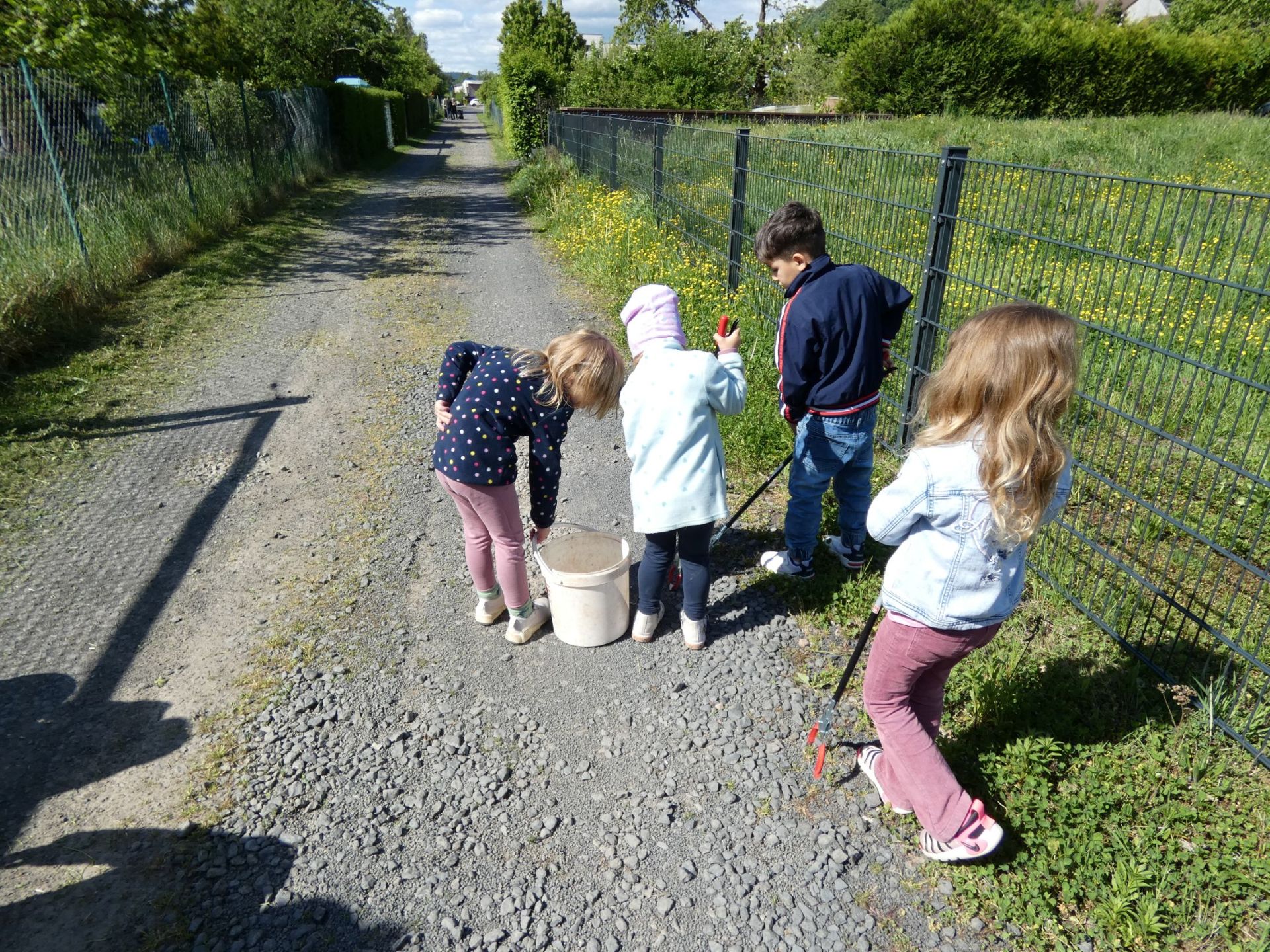 Kinder sammeln Müll in der Haitzer Gemarkung.
