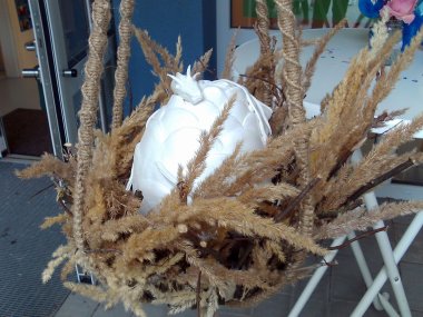 Ein Modelldrache im Nest.