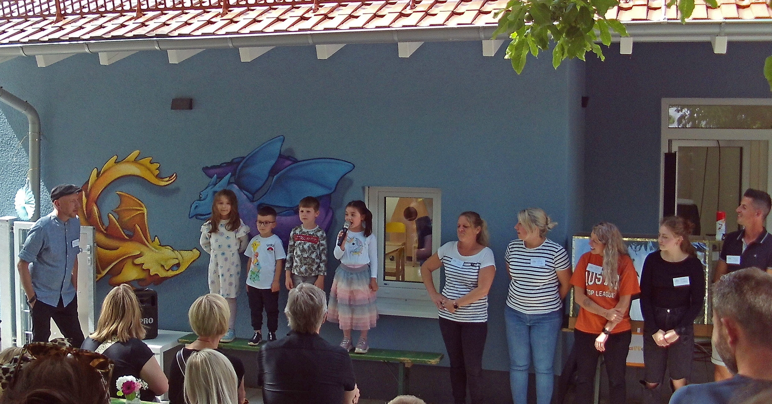 Gruppenbild zur Eröffnung des Sommerfestes. 