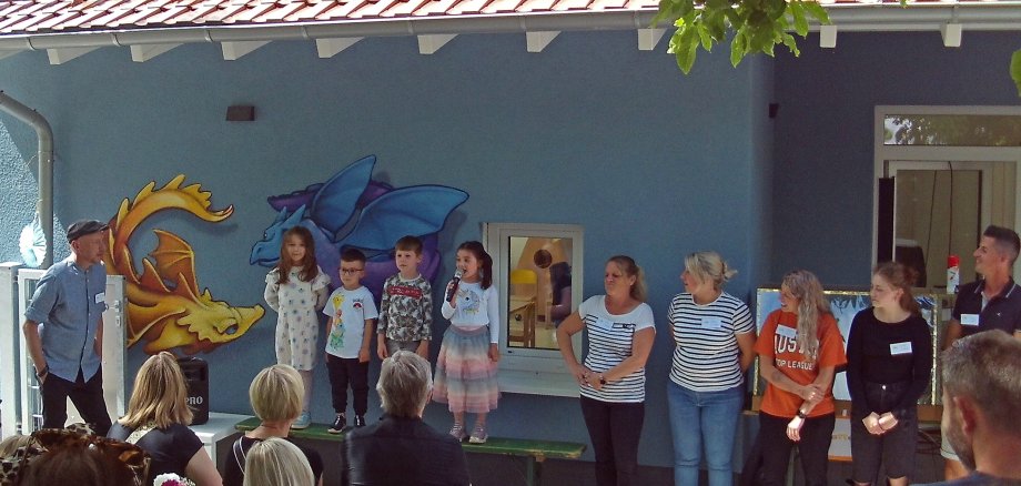 Gruppenbild zur Eröffnung des Sommerfestes. 