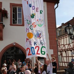 Kindersommer 2026 Hissen der Fahne vor dem Rathaus.