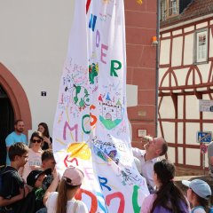 Kindersommer 2026 Hissen der Fahne vor dem Rathaus.