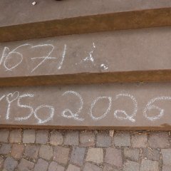 Kindersommer 2026 Schriftzug Kindersommer 2026 mit Kreide auf eine Sandsteinstufe geschrieben.