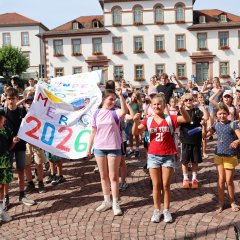 Kindersommer 2026. Hissen der Fahne vor dem Rathaus - Gruppenbild mit Fahne.