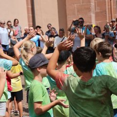 Kindersommer 2026 Blick auf Dance-Captain Leni Zeqiraj und die Elternschaft beim Abschlusstanz.