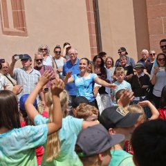 Kindersommer 2026 Abschlusstanz mit Blick auf Dance-Captain Leni Zeqiraj und die Elternschaft.