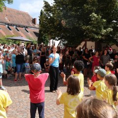 Kindersommer 2026 Blick auf Dance-Captain Leni Zeqiraj und die Elternschaft beim Abschlusstanz.