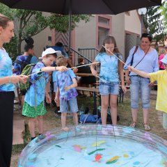 Kindersommer 2026 In Atlantis wird in einem Planschbecken geangelt.
