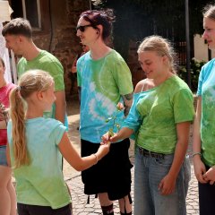 Kindersommer 2026 Die Ferienspielkinder übergeben zum Abschied und Dank Blumen an die Teamer.