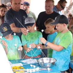 Kindersommer 2026 Experimente für Kinder und Eltern mit Holzstäbchen und Marshmallows.