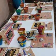 Kindersommer 2026 Die Kinder stellen ihre selbst hergestellte griechische Kunst aus.