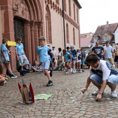 Kindersommer 2026 Eltern und Kinder haben Spaß beim Dinosaurier-Quiz.