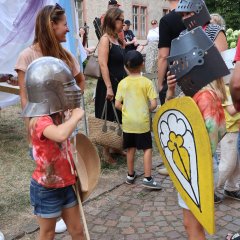 Kindersommer Im Mittelalter dürfen sich die Kinder kostümieren und einmal Ritter sein.