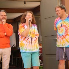 Bürgermeister Glöckner und Sonja Funfack eröffnen das Abschlussfest der Ferienspiele. 