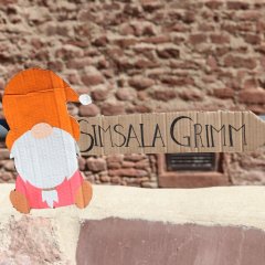 Hinweisschild zum Spielort von Simsala Grimm