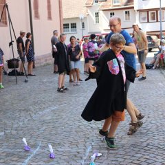 Tic Tac Toe mal anders: Kinder gegen Erwachsene mit farbigen Sandsäckchen. .