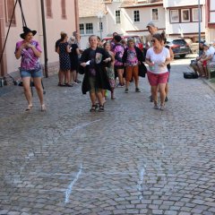 Tic Tac Toe mal anders: Kinder gegen Erwachsene mit farbigen Sandsäckchen. .