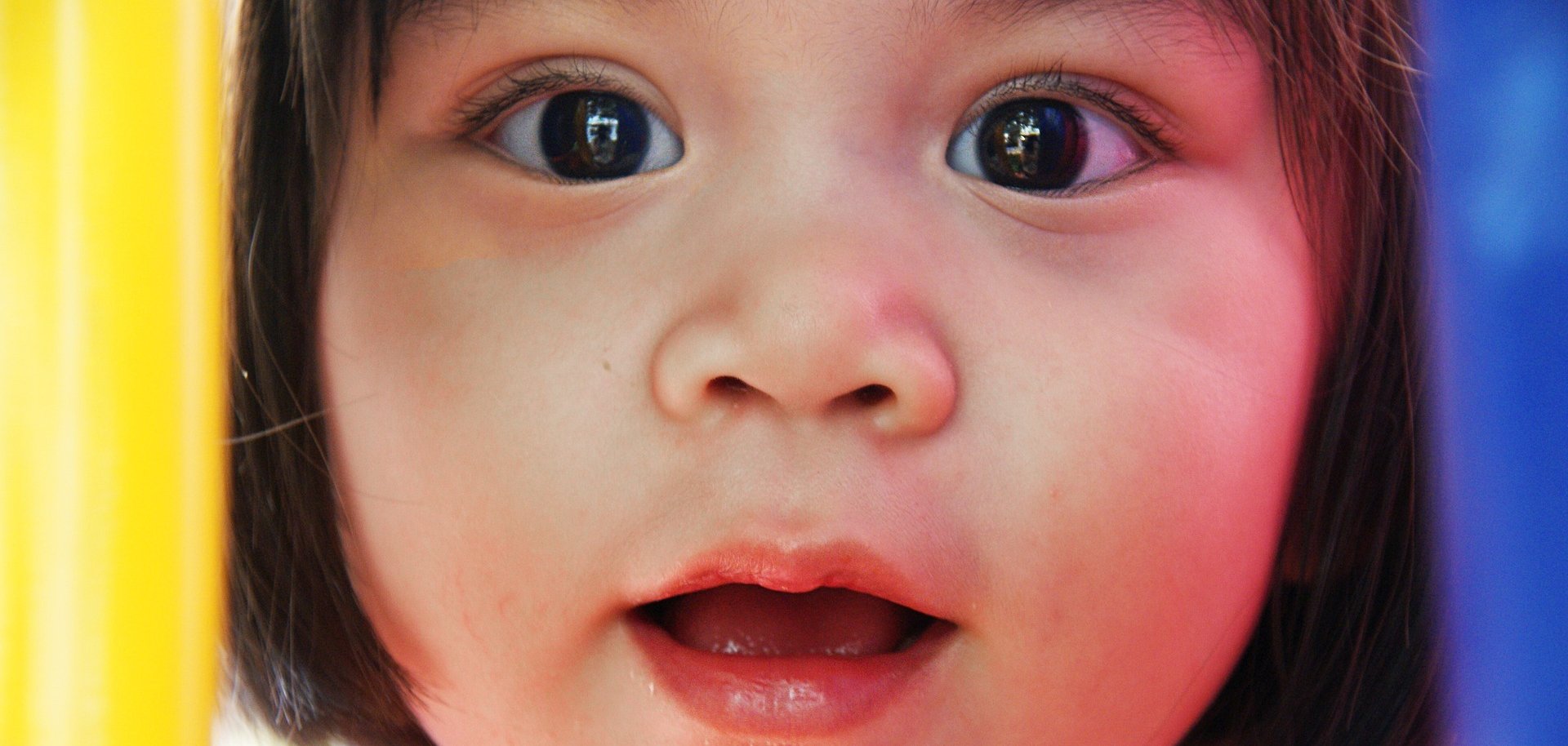 Ein glückliches Kind guckt direkt in die Kamera. 