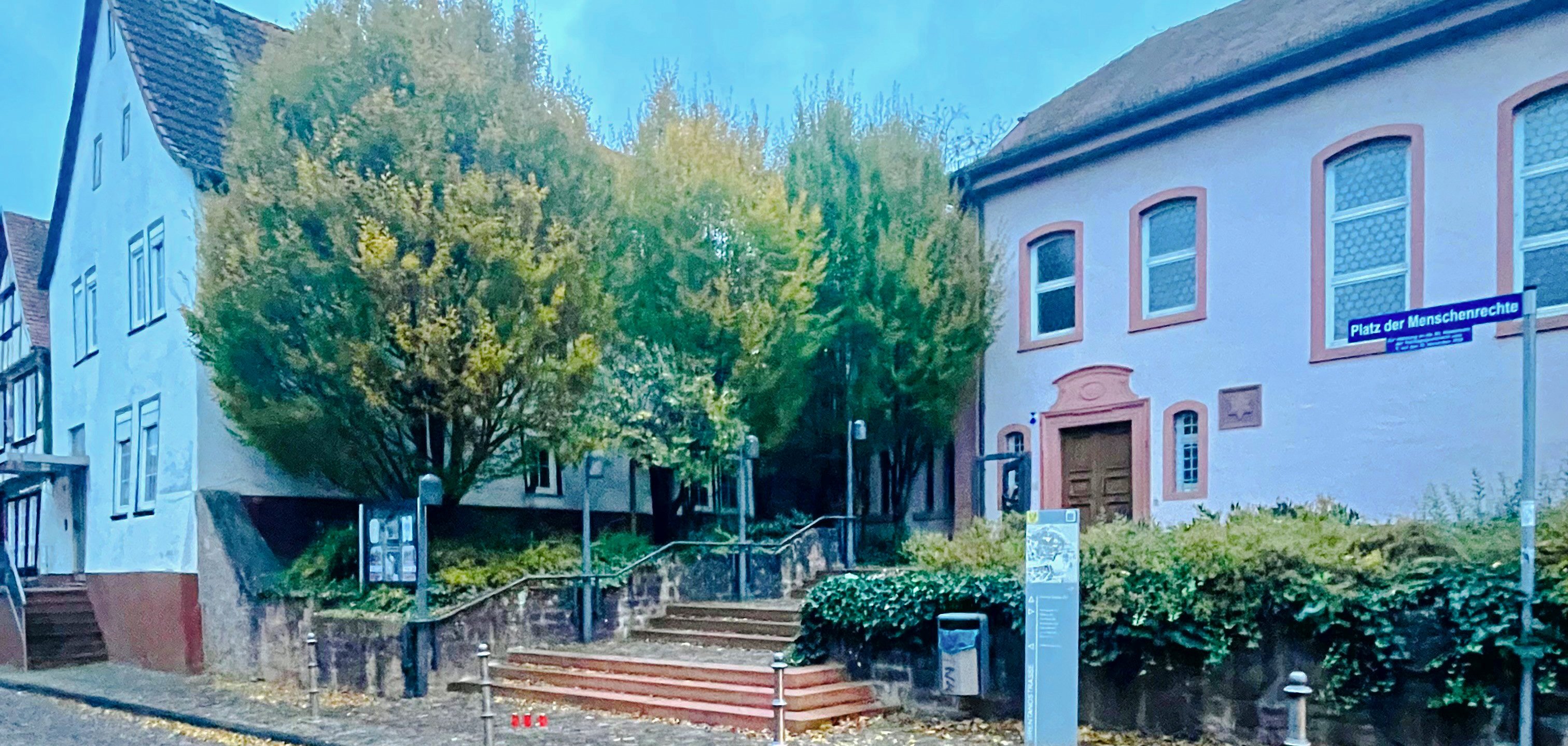 Die Ehemalige Synagoge in Gelnhausen und das angrenzende Rabbinerwohnhaus.
