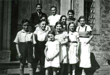 Schüler:innen der Jüdischen Religionsschule 1934 auf den Stufen der Synagoge 