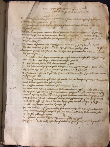 Eine Seite aus dem Gelnhäuser Schöffengerichtsbuch aus dem 15. Jahrhundert. 