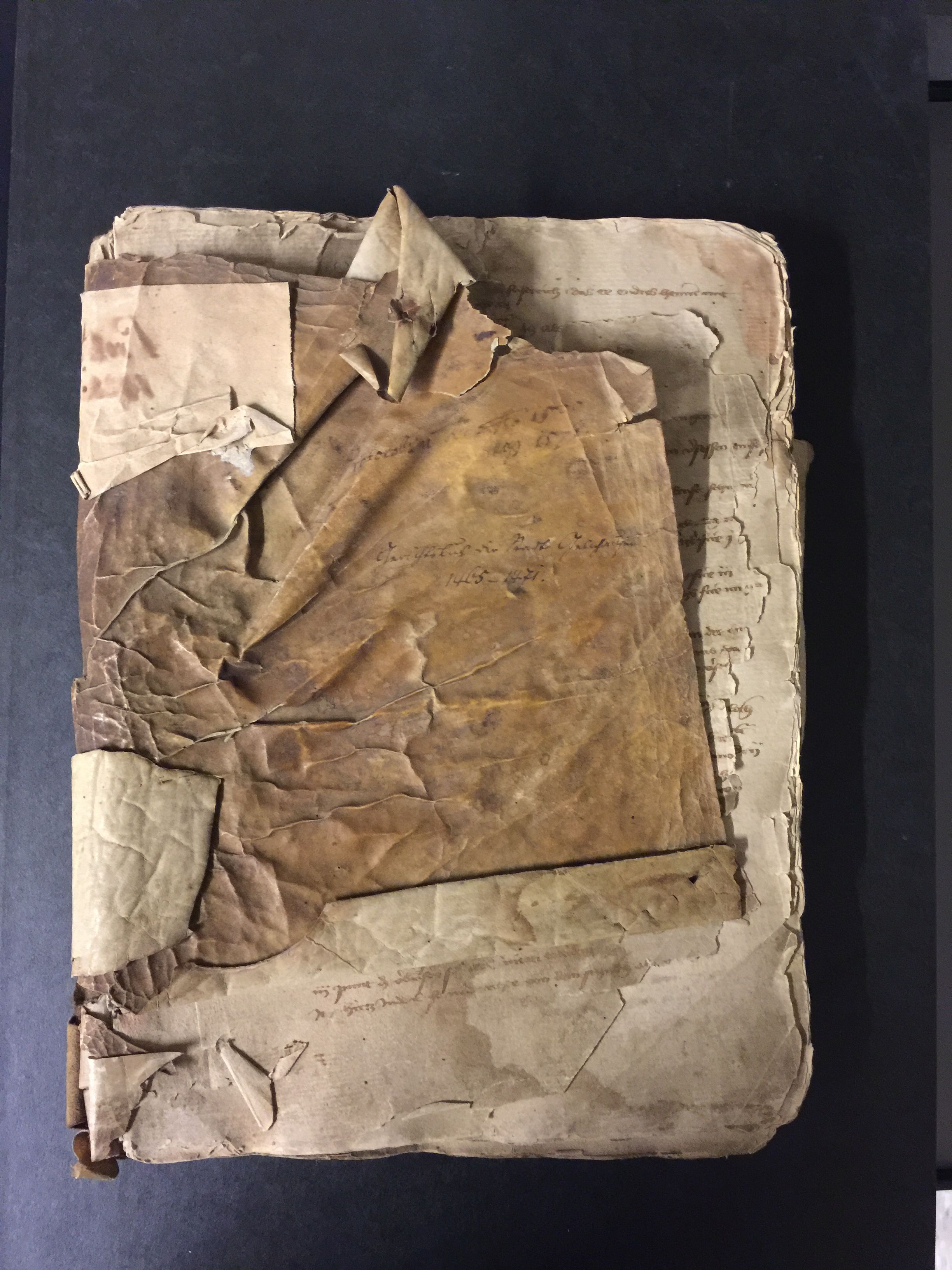 Draufsicht auf das leicht mitgenommene Schöffengerichtsbuch. 