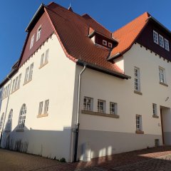 Gebäudeansicht der früheren Jugendherberge, die nach der Sanierung nun als Kulturherberge für Veranstaltungen genutzt wird. 