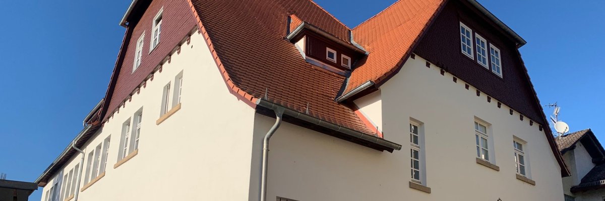 Gebäudeansicht der früheren Jugendherberge, die nach der Sanierung nun als Kulturherberge für Veranstaltungen genutzt wird. 