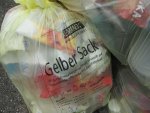 Gelber Sack Ein Gelber Sack, der bereits gefüllt ist.