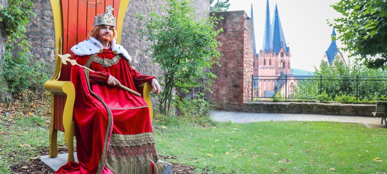 Kaiser-Darsteller Gerhard Naumann auf dem Spessart-Thron im Stadtgarten Gelnhausen.