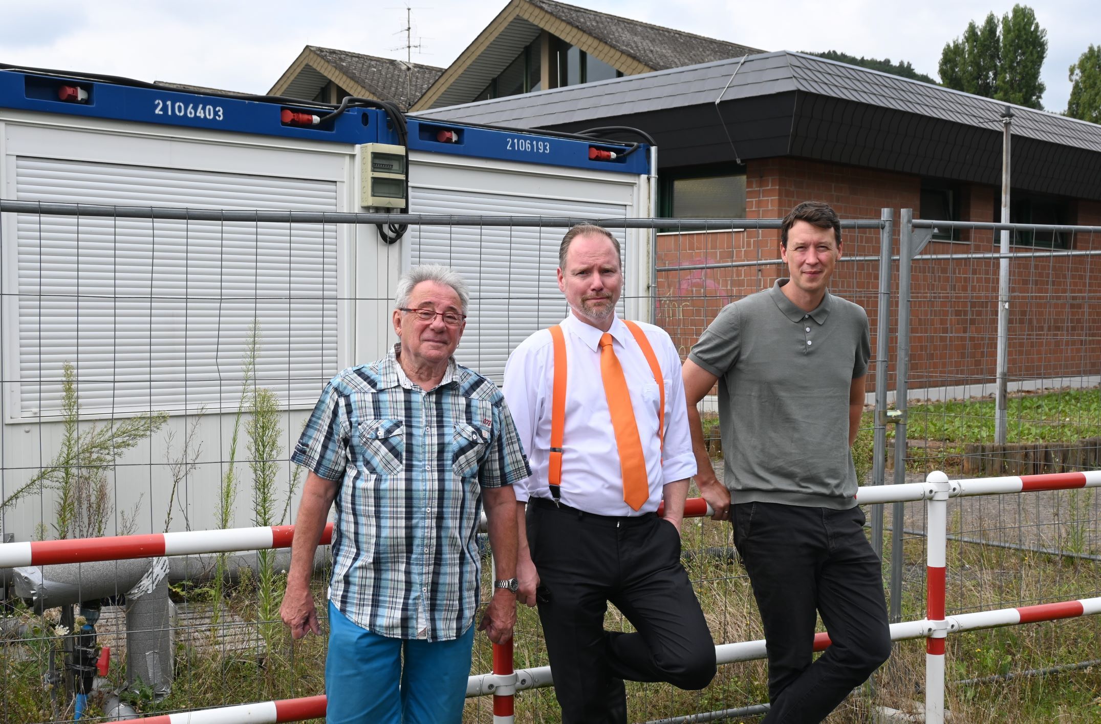 Ortsvorsteher Ottmar Schüll, Bürgermeister Christian Litzinger und Bauamtsleiter Eppo Haas vor der Flüchtlingsunterkunft in Gelnhausen-Roth neben der Willi-Bechtold-Halle. 