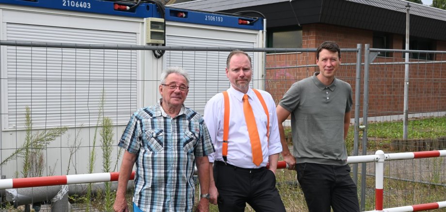 Ortsvorsteher Ottmar Schüll, Bürgermeister Christian Litzinger und Bauamtsleiter Eppo Haas vor der Flüchtlingsunterkunft in Gelnhausen-Roth neben der Willi-Bechtold-Halle. 