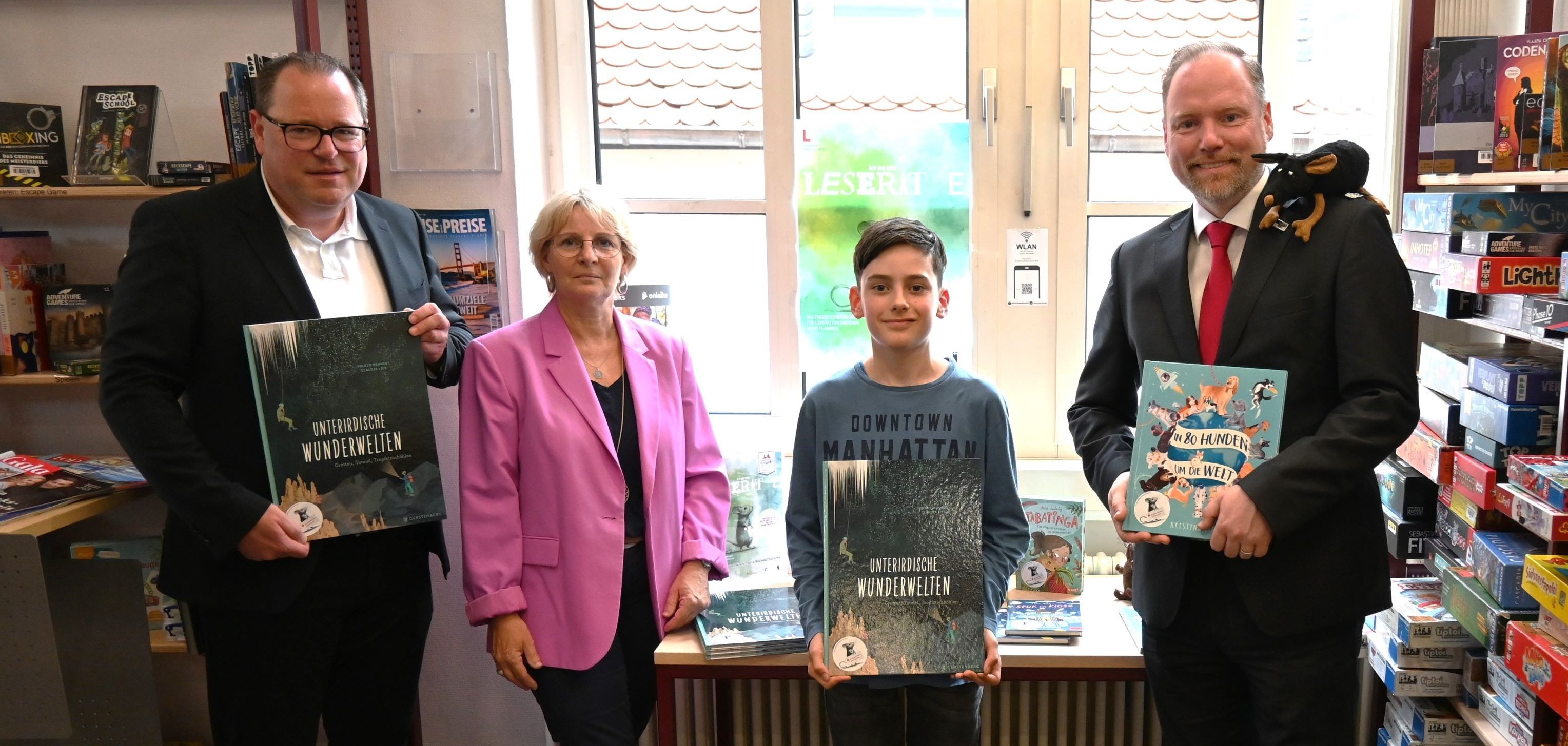 Christian Litzinger, Claudia Beck, Ole Schön und ein junger Leser in der Stadtbücherei Gelnhausen. 
