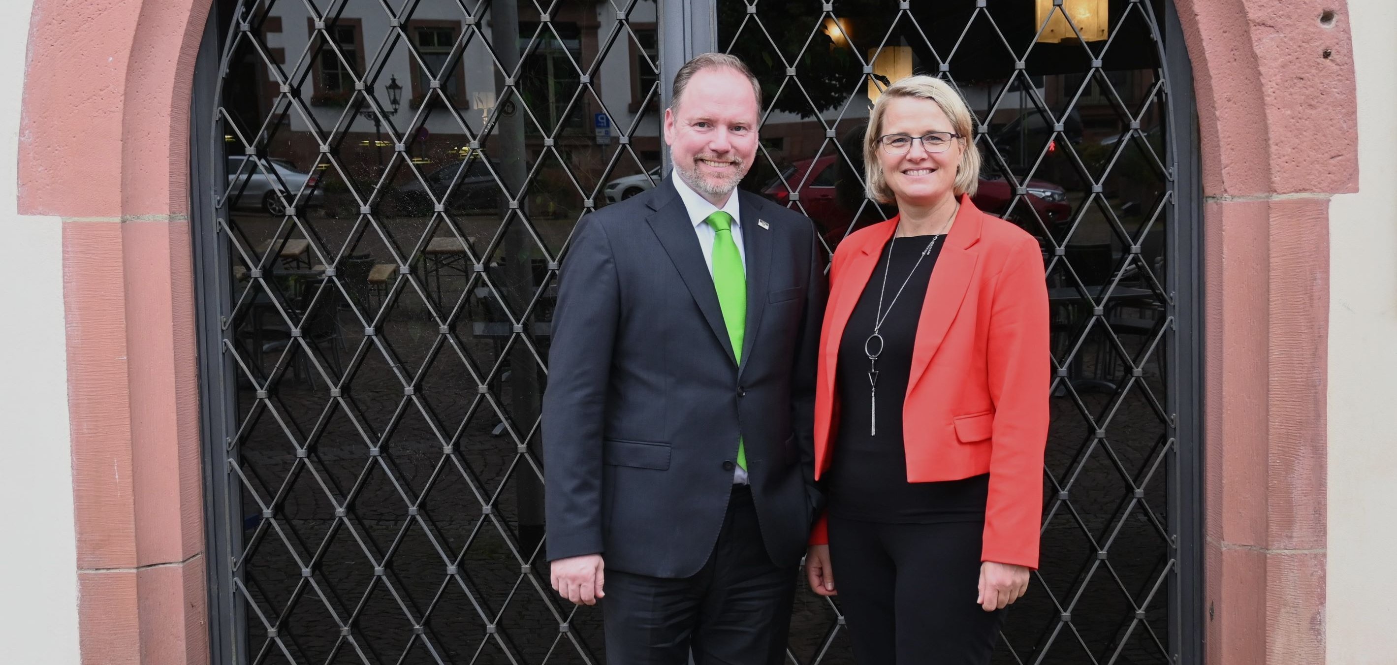 Bürgermeister Christian Litzinger und Leitende Kriminaldirektorin Ute Jacobs vor dem Rathaus in Gelnhausen. 
